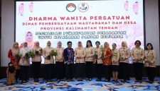 Ketua DWP DPMD Provinsi Kalimantan Tengah Ny. Lisda Arriyana Aryawan menyerahkan secara simbolis bibit cabai rawit kepada anggota DWP dalam kegiatan Sosialisasi Pemanfaatan Pekarangan untuk Ketahanan Pangan Keluarga di Aula DPMD Provinsi Kalimantan Tengah, Kamis (18/6/26).