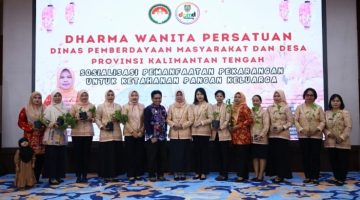 Ketua DWP DPMD Provinsi Kalimantan Tengah Ny. Lisda Arriyana Aryawan menyerahkan secara simbolis bibit cabai rawit kepada anggota DWP dalam kegiatan Sosialisasi Pemanfaatan Pekarangan untuk Ketahanan Pangan Keluarga di Aula DPMD Provinsi Kalimantan Tengah, Kamis (18/6/26).