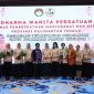 Ketua DWP DPMD Provinsi Kalimantan Tengah Ny. Lisda Arriyana Aryawan menyerahkan secara simbolis bibit cabai rawit kepada anggota DWP dalam kegiatan Sosialisasi Pemanfaatan Pekarangan untuk Ketahanan Pangan Keluarga di Aula DPMD Provinsi Kalimantan Tengah, Kamis (18/6/26).