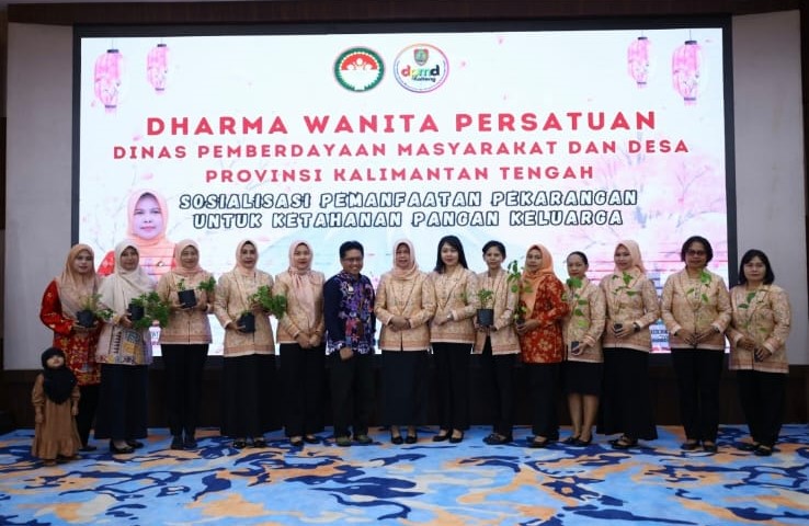 Ketua DWP DPMD Provinsi Kalimantan Tengah Ny. Lisda Arriyana Aryawan menyerahkan secara simbolis bibit cabai rawit kepada anggota DWP dalam kegiatan Sosialisasi Pemanfaatan Pekarangan untuk Ketahanan Pangan Keluarga di Aula DPMD Provinsi Kalimantan Tengah, Kamis (18/6/26).