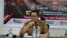 Staf Ahli Gubernur Bidang Pemerintahan, Hukum, dan Politik Darliansjah membuka Rapat Teknis Aktivasi Posko Penanganan Darurat Bencana Kebakaran Hutan dan Lahan (Karhutla) Provinsi Kalimantan Tengah Tahun 2026 di Aula Pusdalops BPBD Kalteng, Palangka Raya. (22/6/26)