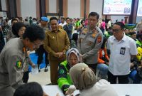 Wakil Gubernur Kalimantan Tengah H. Edy Pratowo meninjau layanan Bakti Kesehatan Hari Bhayangkara ke-80 yang diselenggarakan Polda Kalimantan Tengah di Aula Graha Bhayangkara Polda Kalteng, Palangka Raya. Kegiatan ini memberikan berbagai layanan kesehatan gratis kepada sekitar 1.500 masyarakat. Selasa (23/6/26).