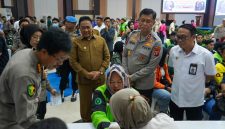 Wakil Gubernur Kalimantan Tengah H. Edy Pratowo meninjau layanan Bakti Kesehatan Hari Bhayangkara ke-80 yang diselenggarakan Polda Kalimantan Tengah di Aula Graha Bhayangkara Polda Kalteng, Palangka Raya. Kegiatan ini memberikan berbagai layanan kesehatan gratis kepada sekitar 1.500 masyarakat. Selasa (23/6/26).