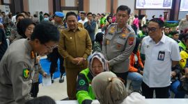 Wakil Gubernur Kalimantan Tengah H. Edy Pratowo meninjau layanan Bakti Kesehatan Hari Bhayangkara ke-80 yang diselenggarakan Polda Kalimantan Tengah di Aula Graha Bhayangkara Polda Kalteng, Palangka Raya. Kegiatan ini memberikan berbagai layanan kesehatan gratis kepada sekitar 1.500 masyarakat. Selasa (23/6/26).