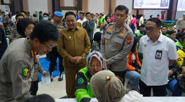 Wakil Gubernur Kalimantan Tengah H. Edy Pratowo meninjau layanan Bakti Kesehatan Hari Bhayangkara ke-80 yang diselenggarakan Polda Kalimantan Tengah di Aula Graha Bhayangkara Polda Kalteng, Palangka Raya. Kegiatan ini memberikan berbagai layanan kesehatan gratis kepada sekitar 1.500 masyarakat. Selasa (23/6/26).