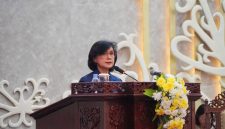 Pj. Sekda Kalimantan Tengah Linae Victoria Aden menyampaikan Pidato Pengantar Raperda Pertanggungjawaban Pelaksanaan APBD Tahun Anggaran 2025 pada Rapat Paripurna DPRD Provinsi Kalimantan Tengah. Pemprov Kalteng kembali meraih opini WTP untuk ke-12 kali berturut-turut dari BPK RI. Rabu, (26/6/26)