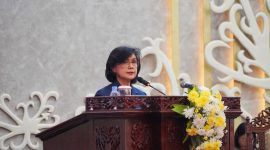 Pj. Sekda Kalimantan Tengah Linae Victoria Aden menyampaikan Pidato Pengantar Raperda Pertanggungjawaban Pelaksanaan APBD Tahun Anggaran 2025 pada Rapat Paripurna DPRD Provinsi Kalimantan Tengah. Pemprov Kalteng kembali meraih opini WTP untuk ke-12 kali berturut-turut dari BPK RI. Rabu, (26/6/26)