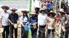 Bupati Heriyus dalam kegiatan Panen Raya Ikan Nila yang diselenggarakan Kelompok Pembudidaya Ikan (Pokdakan) Pakat Sasama di Kelurahan Puruk Cahu Seberang, Kecamatan Murung, Kamis (11/6/2026).