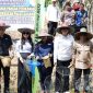 Bupati Heriyus dalam kegiatan Panen Raya Ikan Nila yang diselenggarakan Kelompok Pembudidaya Ikan (Pokdakan) Pakat Sasama di Kelurahan Puruk Cahu Seberang, Kecamatan Murung, Kamis (11/6/2026).
