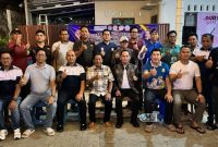Bupati Murung Raya (Mura), Heriyus bersama Wakil Bupati Mura, Rahmanto Muhidin foto bersama usai membuka Turnamen Domino Piala DKOP tahun 2026 yang berlangsung di Bloc Bee Coffee Respen, Jalan Kol Katamso, Minggu (14/6/2026)