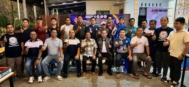 Bupati Murung Raya (Mura), Heriyus bersama Wakil Bupati Mura, Rahmanto Muhidin foto bersama usai membuka Turnamen Domino Piala DKOP tahun 2026 yang berlangsung di Bloc Bee Coffee Respen, Jalan Kol Katamso, Minggu (14/6/2026)