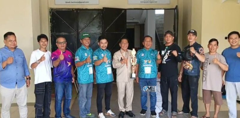 Bupati Heriyus, saat melepas keberangkatan kontingen Gabungan Olahraga Balogo Indonesia (GOBI) Kabupaten Murung Raya yang akan mengikuti Lomba Balogo dalam rangka Hari Ulang Tahun (HUT) Bhayangkara ke-80 di Kabupaten Barito Timur, Jumat (12/6/2026).