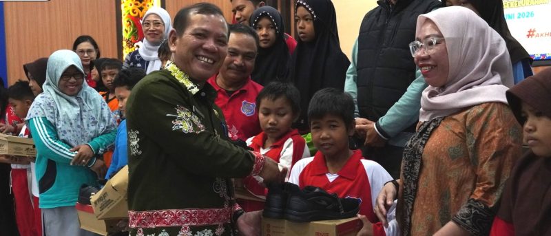 Kepala Dinas Pendidikan dan Kebudayaan (Disdikbud) Kabupaten Murung Raya, Putu Suranta, mewakili Bupati Murung Raya Heriyus, di Aula Balairung Abdi Praja Kantor Kecamatan Murung, Jumat (12/6/2026). (Foto : Diskominfo SP Mura)