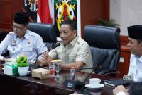Bupati Murung Raya, Heriyus, didampingi Wakil Bupati Murung Raya, Rahmanto Muhidin saat memimping rapat