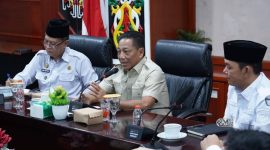 Bupati Murung Raya, Heriyus, didampingi Wakil Bupati Murung Raya, Rahmanto Muhidin saat memimping rapat
