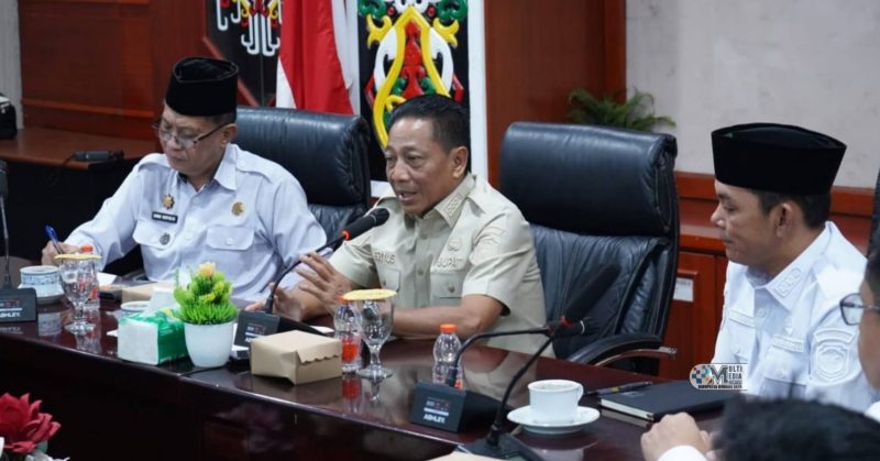 Bupati Murung Raya, Heriyus, didampingi Wakil Bupati Murung Raya, Rahmanto Muhidin saat memimping rapat