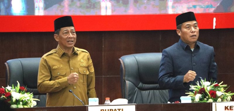 Bupati Murung Raya Heriyus menghadiri Rapat Paripurna Ke-4 Masa Sidang II Tahun 2026 yang digelar DPRD Kabupaten Murung Raya di Ruang Rapat Paripurna DPRD, Senin (22/6/2026) malam.