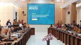 Foto Rapat yang digelar di ruang rapat DPRD dipimpin oleh ketua DPRD, Hj Mery Rukaini, dihadiri oleh anggota DPRD lainnya