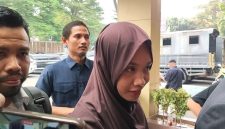 Nur Rohmah mantan asisten rumah tangga Erin Taulany ditemui di Polres Metro Jakarta Selatan pada Selasa, 9 Juni 2026. (sumber: suara.com)