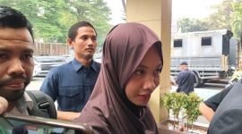 Nur Rohmah mantan asisten rumah tangga Erin Taulany ditemui di Polres Metro Jakarta Selatan pada Selasa, 9 Juni 2026. (sumber: suara.com)