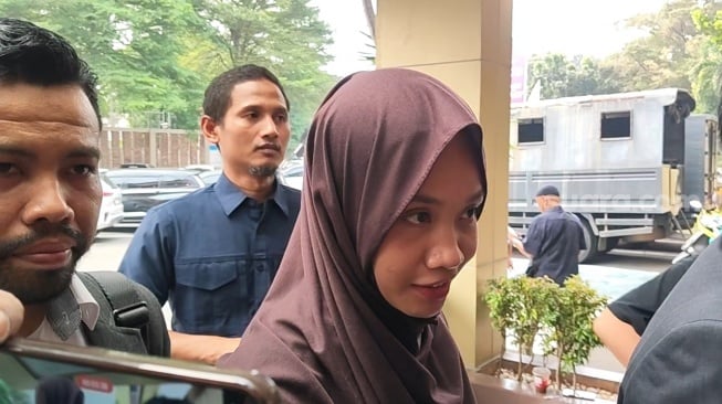 Nur Rohmah mantan asisten rumah tangga Erin Taulany ditemui di Polres Metro Jakarta Selatan pada Selasa, 9 Juni 2026. (sumber: suara.com)