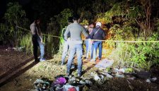 Polisi saat olah TKP  penemuan janin bayi Senin malam (1/06/2026). Foto : Polres Mura)