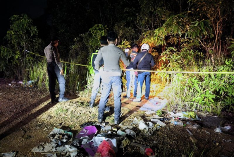 Polisi saat olah TKP  penemuan janin bayi Senin malam (1/06/2026). Foto : Polres Mura)
