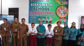 Foto Ketua TP PKK Kabupaten Barito Utara, Hj. Maya Savitri Shalahuddin menghadiri kegiatan B2SA Goes To School di SDN-1 Kandui