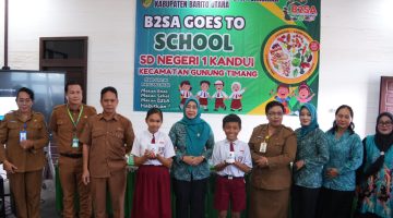 Foto Ketua TP PKK Kabupaten Barito Utara, Hj. Maya Savitri Shalahuddin menghadiri kegiatan B2SA Goes To School di SDN-1 Kandui
