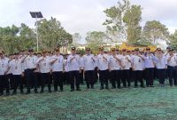 Foto Bupati Barito Utara, H. Shalahuddin, bersama Wakil Bupati Felix Sonadie Y. Tingan dan didampingi Sekretaris Daerah Drs. Muhlis, menghadiri secara langsung apel pagi