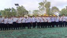 Foto Bupati Barito Utara, H. Shalahuddin, bersama Wakil Bupati Felix Sonadie Y. Tingan dan didampingi Sekretaris Daerah Drs. Muhlis, menghadiri secara langsung apel pagi