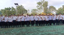 Foto Bupati Barito Utara, H. Shalahuddin, bersama Wakil Bupati Felix Sonadie Y. Tingan dan didampingi Sekretaris Daerah Drs. Muhlis, menghadiri secara langsung apel pagi
