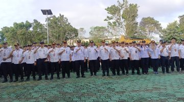 Foto Bupati Barito Utara, H. Shalahuddin, bersama Wakil Bupati Felix Sonadie Y. Tingan dan didampingi Sekretaris Daerah Drs. Muhlis, menghadiri secara langsung apel pagi
