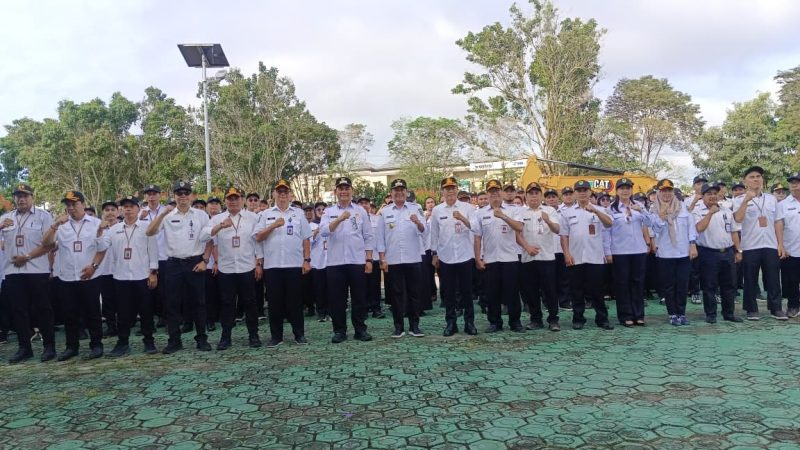Foto Bupati Barito Utara, H. Shalahuddin, bersama Wakil Bupati Felix Sonadie Y. Tingan dan didampingi Sekretaris Daerah Drs. Muhlis, menghadiri secara langsung apel pagi