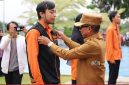 Bupati Heriyus secara seimbolis memasang rompi dan name tag Sensus Ekonomi 2026 kepada perwakilan petugas sensus, Selasa (2/06/2026). (Foto : Diskominfo SP)