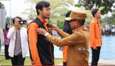 Bupati Heriyus secara seimbolis memasang rompi dan name tag Sensus Ekonomi 2026 kepada perwakilan petugas sensus, Selasa (2/06/2026). (Foto : Diskominfo SP)