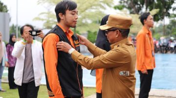 Bupati Heriyus secara seimbolis memasang rompi dan name tag Sensus Ekonomi 2026 kepada perwakilan petugas sensus, Selasa (2/06/2026). (Foto : Diskominfo SP)