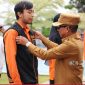 Bupati Heriyus secara seimbolis memasang rompi dan name tag Sensus Ekonomi 2026 kepada perwakilan petugas sensus, Selasa (2/06/2026). (Foto : Diskominfo SP)