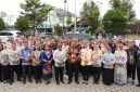 Foto Bupati Shalahuddin memimpin apel pagi di halaman Kantor Dinas Perdagangan dan Perindustrian (Disdagrin) Kabupaten Barito Utara
