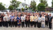 Foto Bupati Shalahuddin memimpin apel pagi di halaman Kantor Dinas Perdagangan dan Perindustrian (Disdagrin) Kabupaten Barito Utara