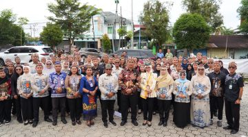 Foto Bupati Shalahuddin memimpin apel pagi di halaman Kantor Dinas Perdagangan dan Perindustrian (Disdagrin) Kabupaten Barito Utara