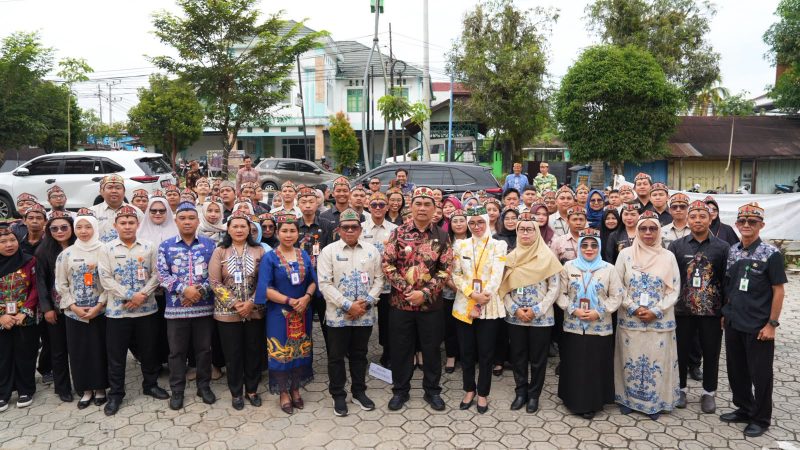 Foto Bupati Shalahuddin memimpin apel pagi di halaman Kantor Dinas Perdagangan dan Perindustrian (Disdagrin) Kabupaten Barito Utara