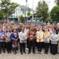 Foto Bupati Shalahuddin memimpin apel pagi di halaman Kantor Dinas Perdagangan dan Perindustrian (Disdagrin) Kabupaten Barito Utara