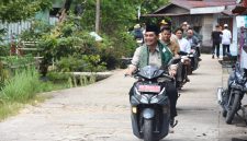 Foto Bupati Barito Utara, H. Shalahuddin, melakukan peninjauan langsung terhadap pembangunan Jembatan Tumpung Laung–Sikan