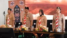 Foto Bupati Barito Utara H. Shalahuddin, ST., MT yang juga menjabat sebagai Ketua Majelis Pembimbing Cabang Gerakan Pramuka Barito Utara, secara resmi melantik Pengurus Kwartir