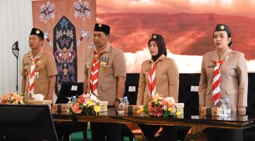 Foto Bupati Barito Utara H. Shalahuddin, ST., MT yang juga menjabat sebagai Ketua Majelis Pembimbing Cabang Gerakan Pramuka Barito Utara, secara resmi melantik Pengurus Kwartir