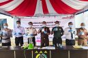 Kajari Barito Utara, R Firmansyah bersama pejabat lain saat menunjukkan pemusnahan barang. Foto. Dadang 