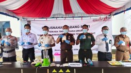 Kajari Barito Utara, R Firmansyah bersama pejabat lain saat menunjukkan pemusnahan barang. Foto. Dadang 