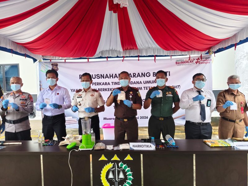 Kajari Barito Utara, R Firmansyah bersama pejabat lain saat menunjukkan pemusnahan barang. Foto. Dadang 