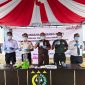 Kajari Barito Utara, R Firmansyah bersama pejabat lain saat menunjukkan pemusnahan barang. Foto. Dadang 